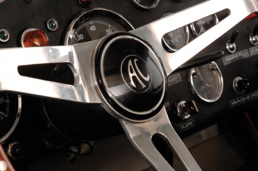 Детали интерьера AC Cobra Le Mans (Mk I) 1963 года  (фото 10 из 13)